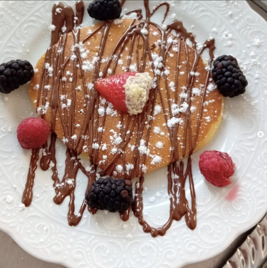 Pancake gourmand nappé de chocolat et garni de fruits rouges