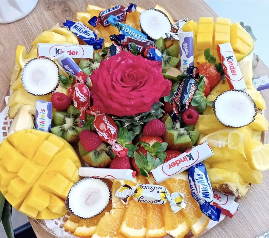 Plateau gourmand de fruits frais et douceurs à partager